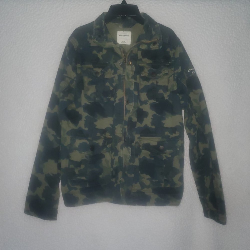 In Excellent Conditions Boys Green Camo Jacket Size XL/16